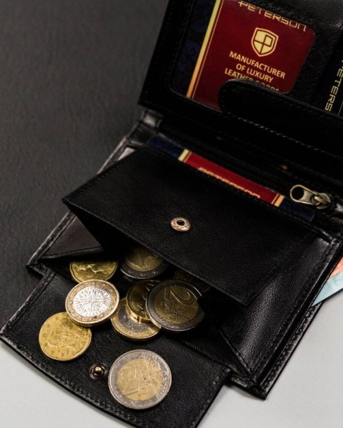 Pionowy, średni portfel męski bez zapięcia zewnętrznego - Peterson Pionowy, średni portfel męski bez zapięcia zewnętrznego - Peterson