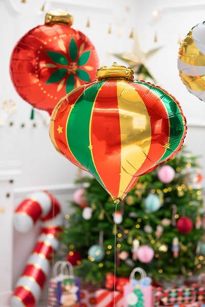 Balon foliowy Bombka zielono czerwona 51x49 cm Balon foliowy Bombka zielono czerwona 51x49 cm