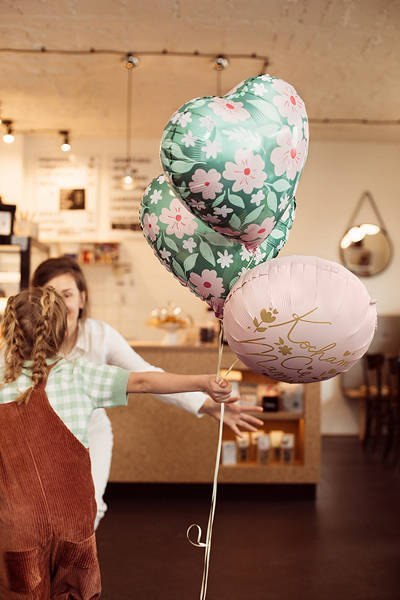 Balon foliowy Serce zielone w kwiaty 45cm Balon foliowy Serce zielone w kwiaty 45cm